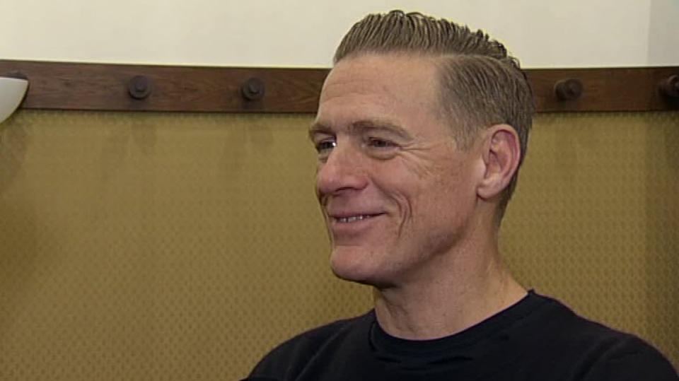 Video VIP zprávy: Bryan Adams prozradil, kde se poprvé setkal s Terezou Maxovou. Dodnes o ní píše písně!